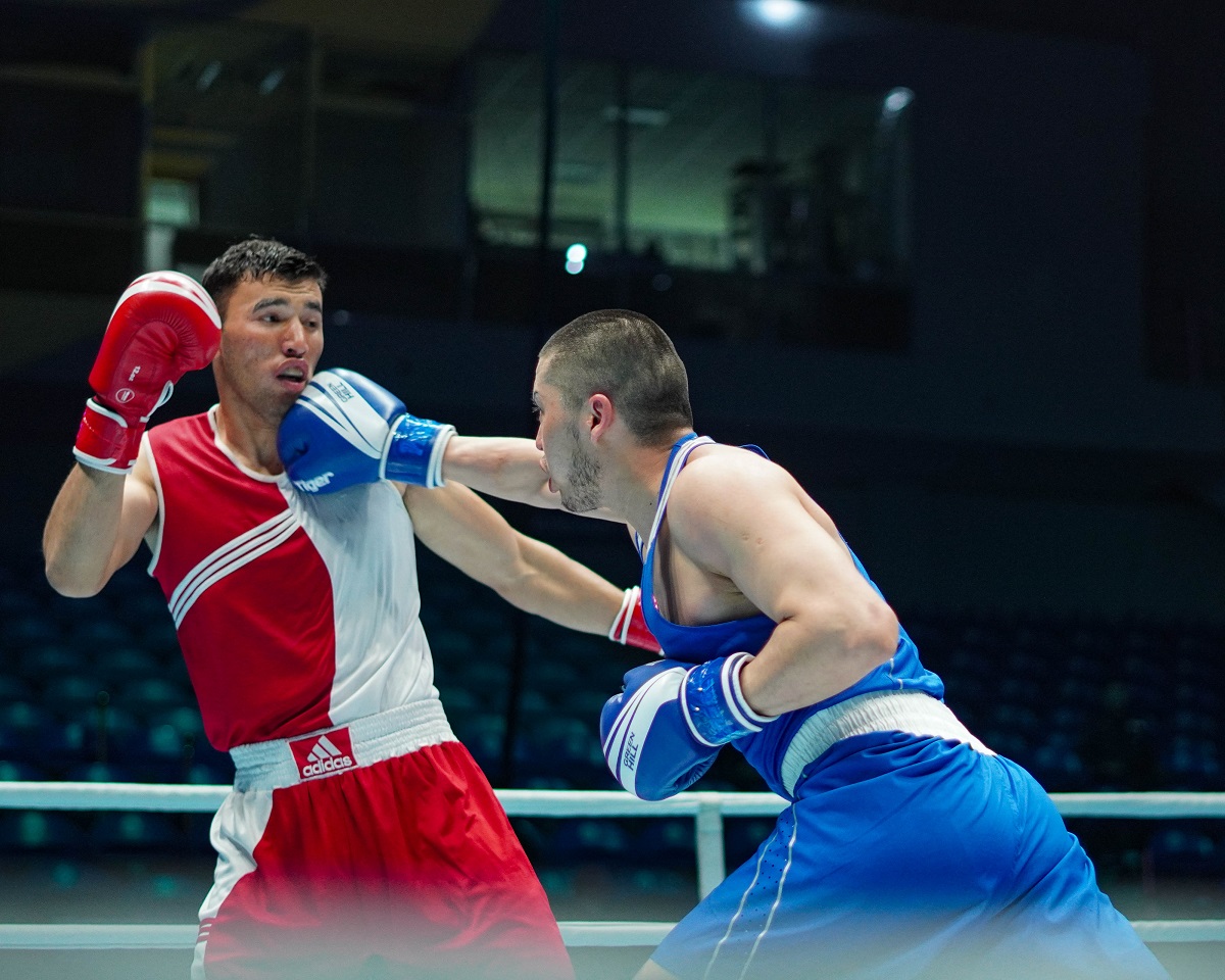 Ikhtiyor Nishonov, do Quirguistão, nocauteou seu adversário nas semifinais da Elorda Cup