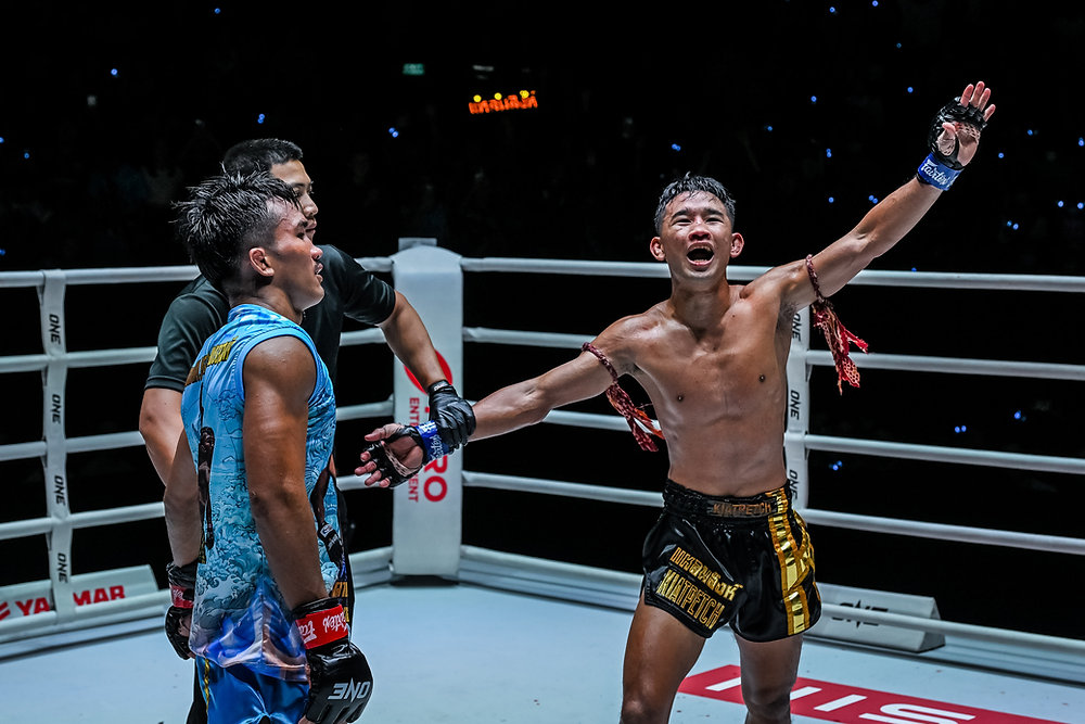 Nocautes explosivos e vitórias de estreia destacam ONE Friday Fights 64 em Bangkok