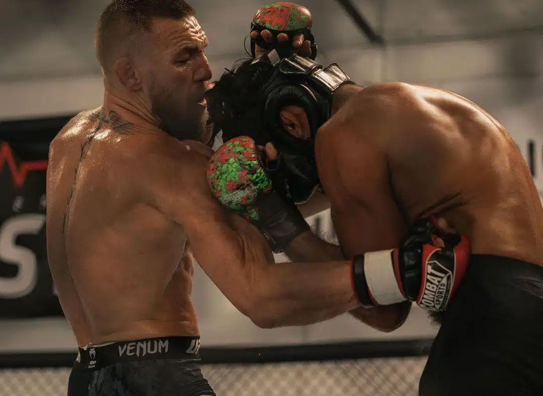 Foto recente de Conor McGregor desferindo um chute na cabeça em sparring antes do UFC 303