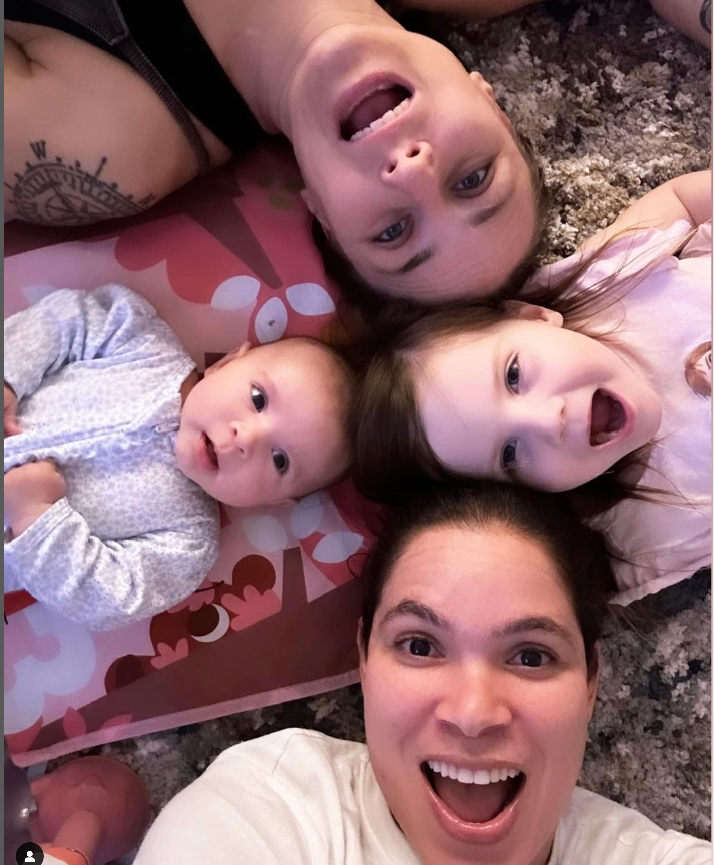 Amanda, Nina e seus dois filhos
