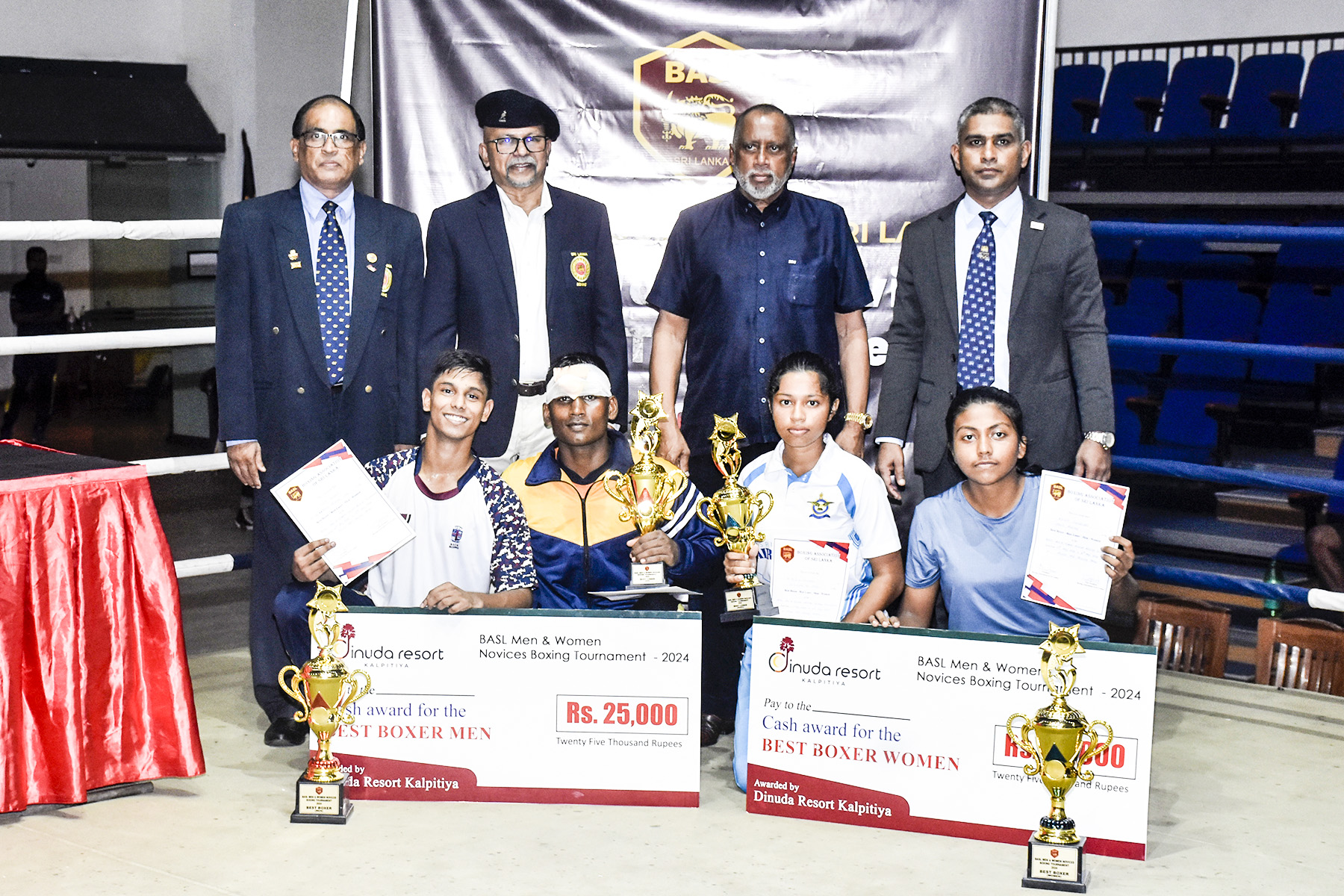Jayathissa e Angelo ganharam prêmios em dinheiro como os melhores boxeadores do Campeonato de Boxe Iniciante do Sri Lanka