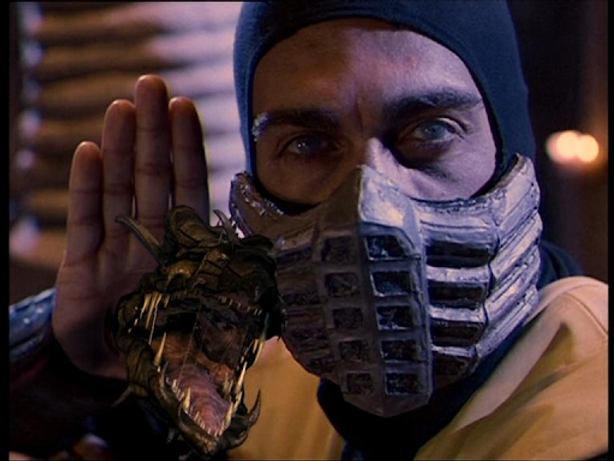 Chris Cassamasa como “Escorpião” em “Mortal Kombat”