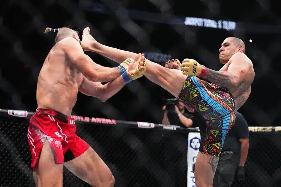 Alex Pereira aplica chute na cabeça e nocauteia Jiri Prochazka no segundo round no UFC 303