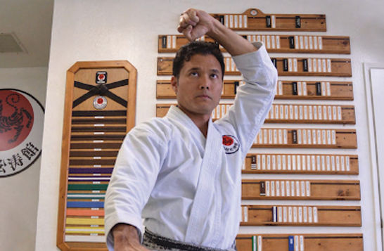 Kyle Funakoshi sobre as estratégias comprovadas do karatê Shotokan para fingir socos e chutes